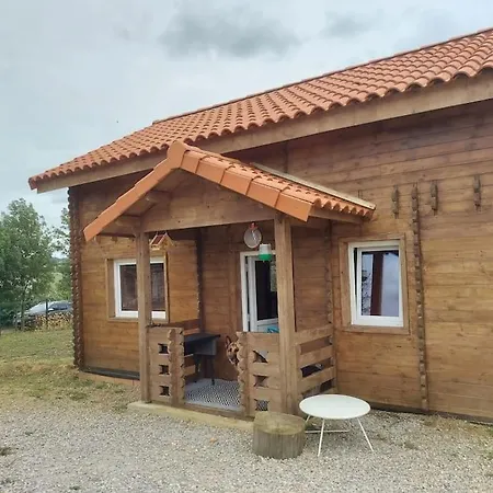 Chalet Avec Un Grand Jardin Clos. *