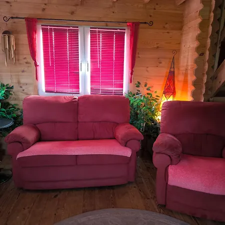 Chalet Avec Un Grand Jardin Clos. *